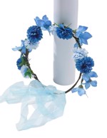 Blomsterkrans med blå blomster og chiffonbånd